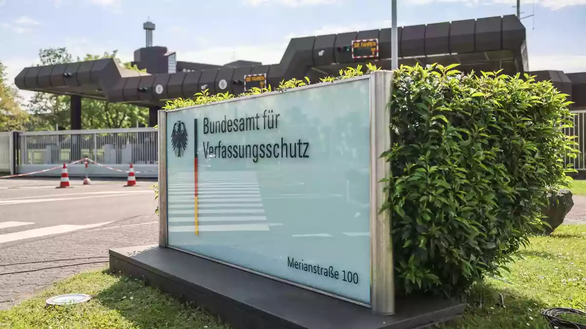 Bundesamt für Verfassungsschutz wirkt an den Überprüfungen mit. (Symbolbild) - Bild: Oliver Berg/dpa
