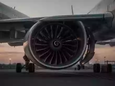 Ein kommerzielles Flugzeugtriebwerk auf dem Rollfeld bei Dämmerung, symbolisch für die Luftfahrtindustrie. - Foto: über boerse-global.de