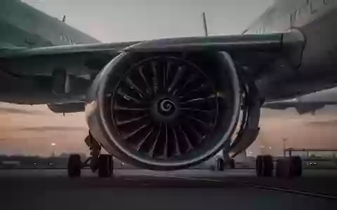 Ein kommerzielles Flugzeugtriebwerk auf dem Rollfeld bei Dämmerung, symbolisch für die Luftfahrtindustrie. - Foto: über boerse-global.de