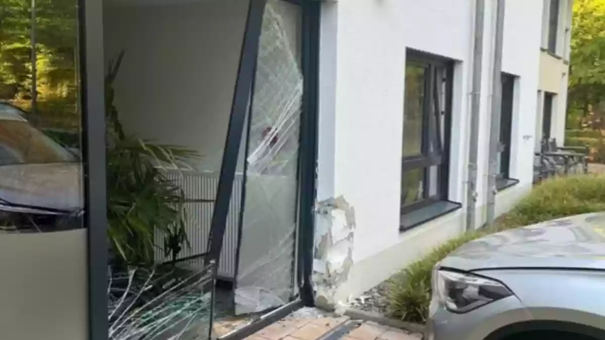POL-LIP: Schieder-Schwalenberg - Schieder. Autofahrer fährt gegen Glasfront eines Altenheims. - Bild: presseportal.de