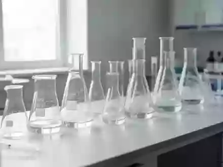 Laborumgebung mit Glasgefäßen auf einem sterilen Labortisch bei natürlichem Licht. - Foto: über boerse-global.de