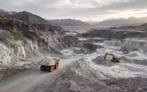 Ein modernes Lithium-Bergwerk in einer weitläufigen Landschaft bei Tageslicht. - Foto: über boerse-global.de