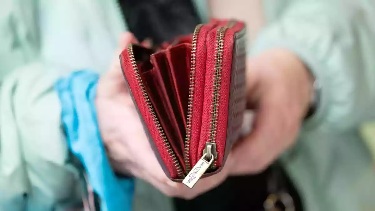 Die Wirtschaft wächst wieder, aber auf die Kauflaune der Deutschen schlägt das noch nicht durch. (Symbolbild)  - Bild: Sebastian Kahnert/dpa