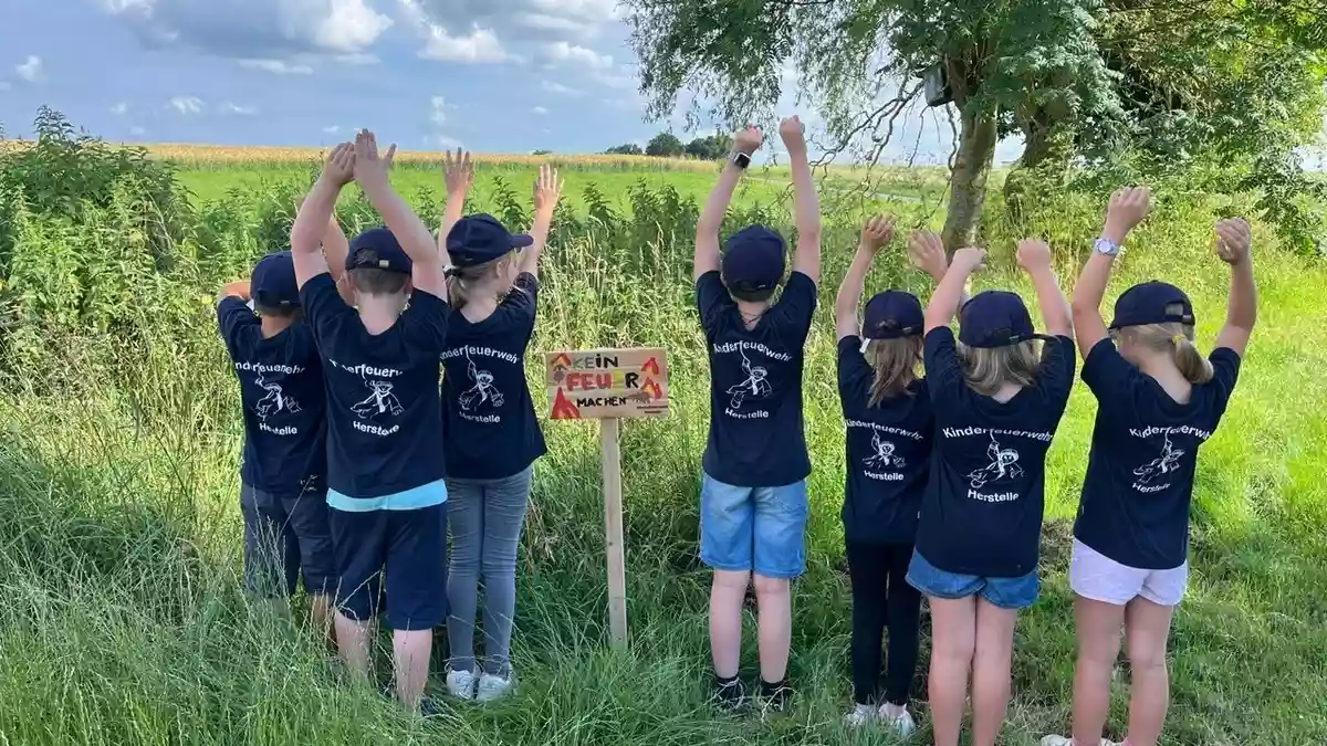 FW Beverungen: Nachwuchsfeuerwehr im Einsatz für die Natur / Kinderfeuerwehrgruppe Herstelle setzt farbenfrohes Zeichen für den Umweltschutz - Bild: presseportal.de