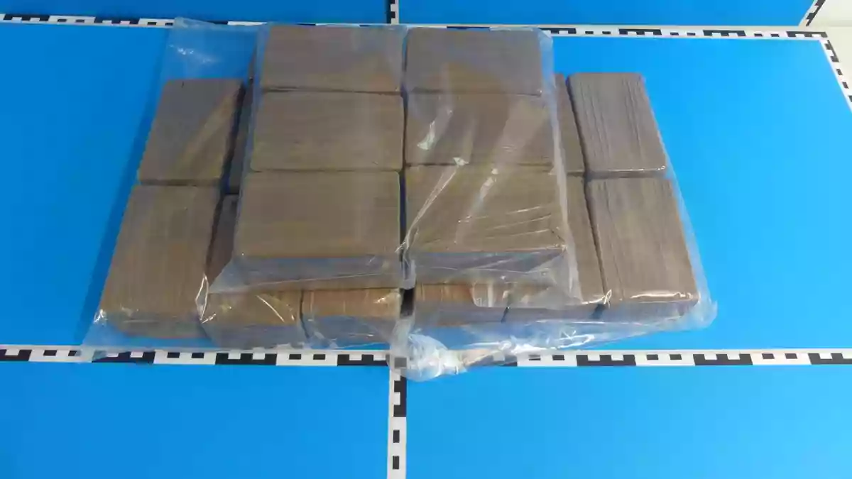 ZOLL-M: Schwerer Schlag gegen den Drogenhandel: Zoll und Polizei ziehen rund 10 Kilogramm Heroin aus dem Verkehr. - Bild: presseportal.de