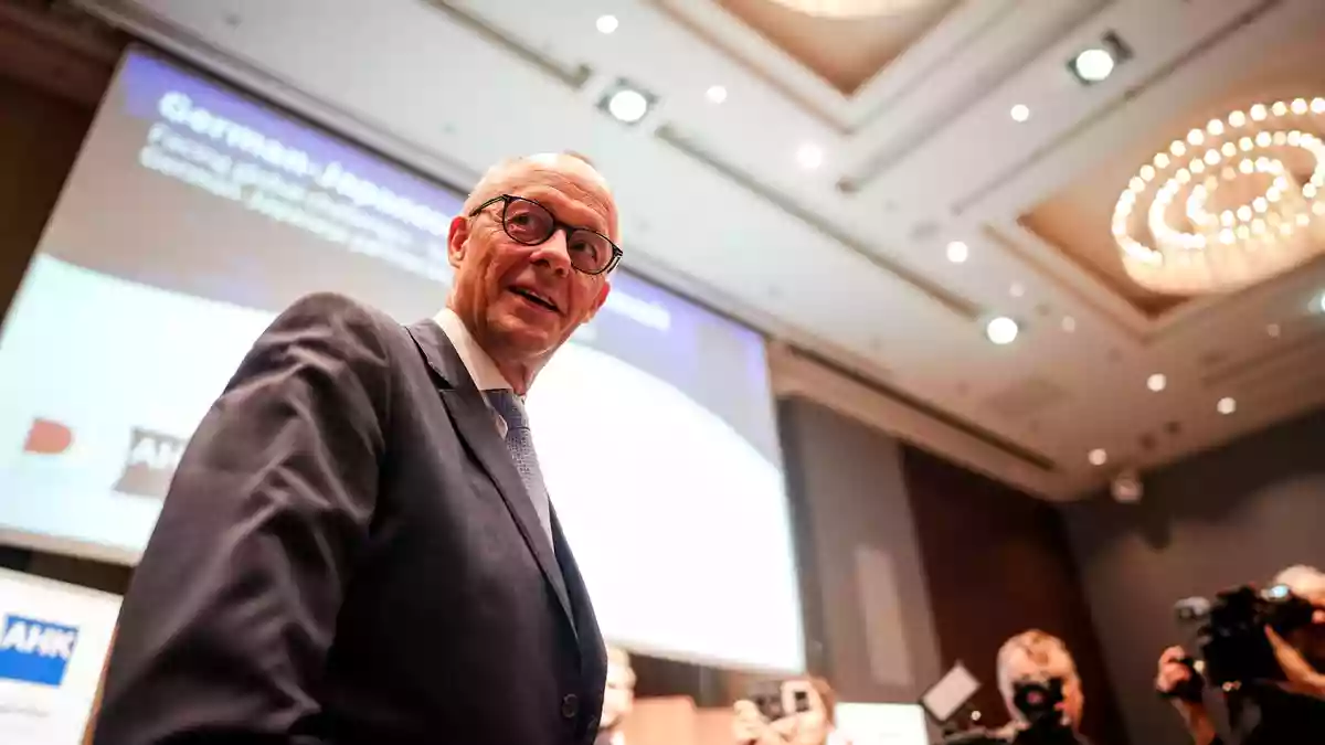 Während Merz in Asien unterwegs ist, gewinnt in Deutschland die Debatte über die Steinmeier-Nachfolge an Fahrt.  - Bild: Kay Nietfeld/dpa