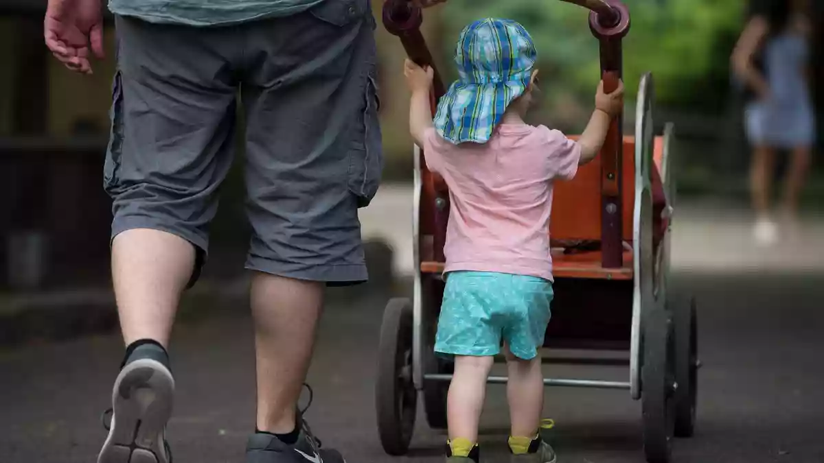 Eltern können künftig mit etwas mehr Elterngeld rechnen. (Symbolbild)  - Bild: Monika Skolimowska/dpa-Zentralbild/dpa