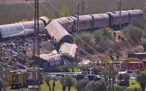 Es ist das zweite schwere Bahnunglück innerhalb von nur neun Monaten in Spanien. - Foto: Manu Fernandez/AP/dpa
