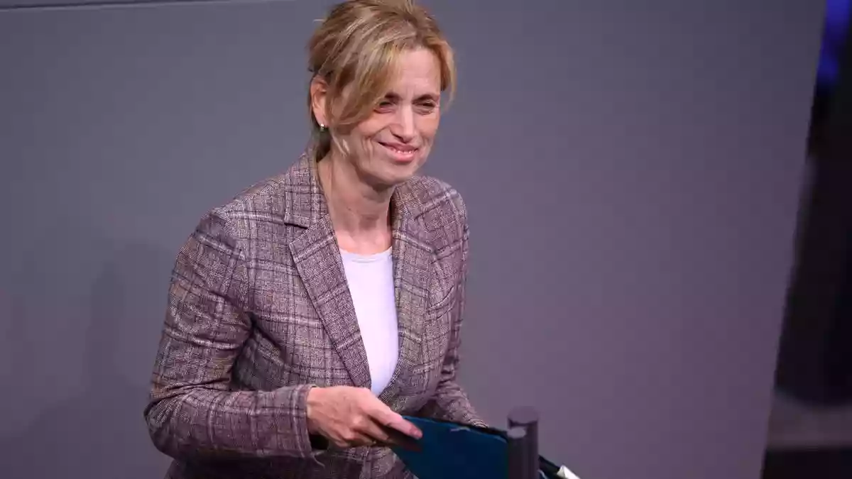 Bundesfamilienministerin Karin Prien gibt Entwarnung: Beim Elterngeld soll es nicht zu den bisher diskutierten Kürzungen kommen. (Archivbild) - Bild: Celine Frohnapfel/dpa