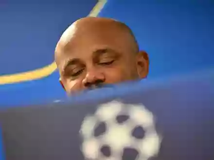 Auszeit vom Fußball-Alltag: Bayern-Trainer Vincent Kompany muss sich nach seinem Zusammenbruch erst mal erholen. (Archivbild) - Foto: Peter Kneffel/dpa