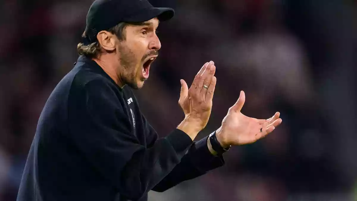 90 Minuten Volldampf: Freiburgs Trainer Julian Schuster steht an der Seitenlinie selten still. (Archivbild) - Bild: Tom Weller/dpa