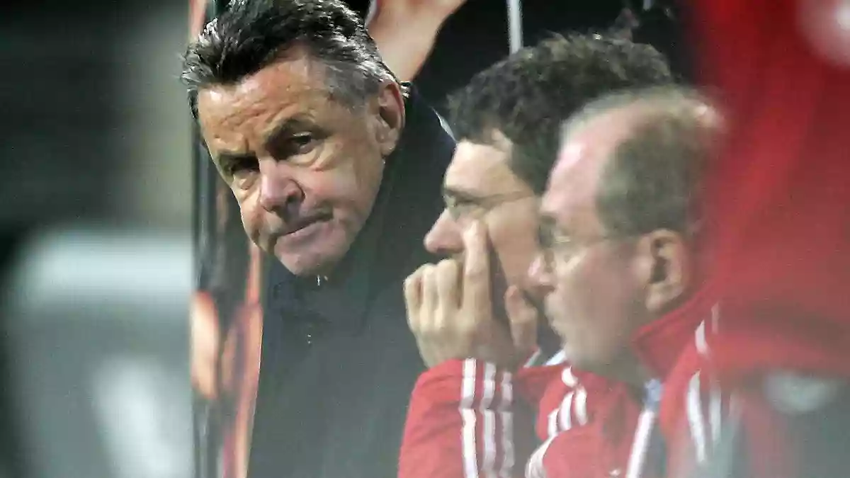 Einst beim FC Bayern Seite an Seite: Coach Ottmar Hitzfeld (l) und Co-Trainer Michael Henke (M). (Archivbild) - Bild: picture-alliance/ dpa