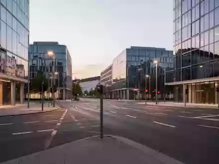 Eine moderne, menschenleere Straßenkreuzung in einer deutschen Stadt bei Dämmerung, die auf autonome Mobilität vorbereitet ist. - Foto: über boerse-global.de