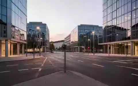 Eine moderne, menschenleere Straßenkreuzung in einer deutschen Stadt bei Dämmerung, die auf autonome Mobilität vorbereitet ist. - Foto: über boerse-global.de