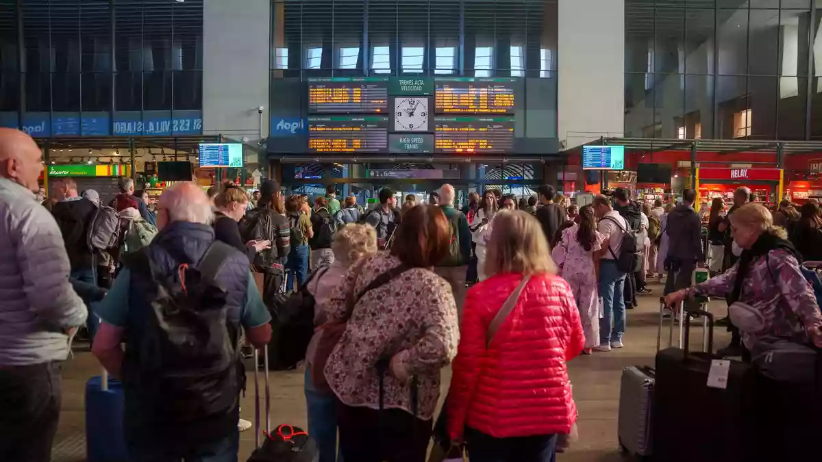An vielen Bahnhöfen Spaniens herrschte Chaos.  - Bild: Francisco J. Olmo/EUROPA PRESS/dpa