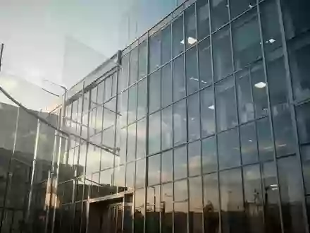 Ein modernes Bürogebäude aus Glas bei hellem Tageslicht, das Stabilität und wirtschaftliches Wachstum symbolisiert. - Foto: über boerse-global.de