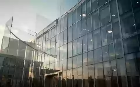 Ein modernes Bürogebäude aus Glas bei hellem Tageslicht, das Stabilität und wirtschaftliches Wachstum symbolisiert. - Foto: über boerse-global.de