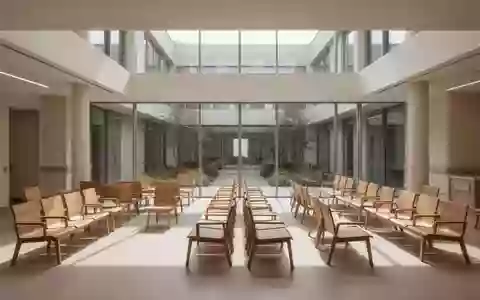 Ein heller, moderner Wartebereich in einer Klinik mit leeren Stühlen und architektonischem Fokus auf klare Linien. - Foto: über boerse-global.de