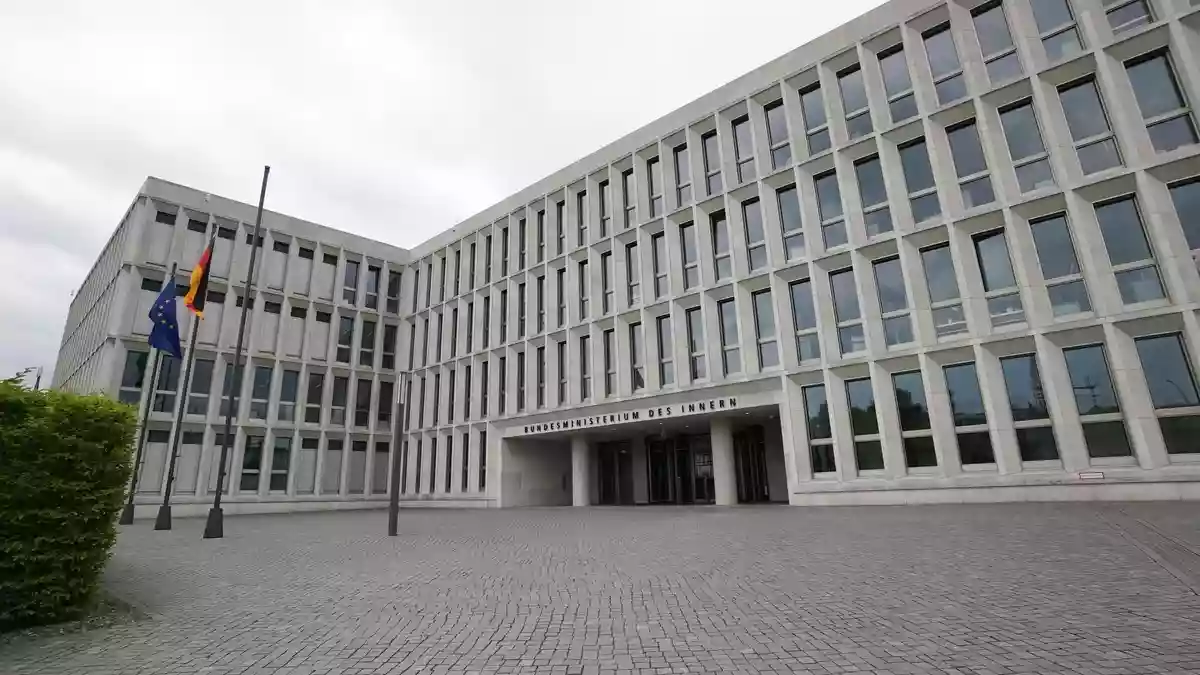 Laut Bundesinnenministerium betonen die bisher bekanntgewordenen Aufrufe den friedlichen Charakter der Proteste. (Symbolbild)  - Bild: Jörg Carstensen/dpa