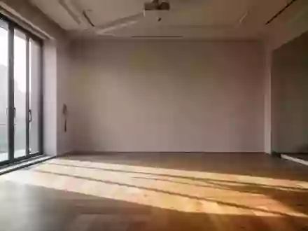 Ein minimalistisch gestalteter, heller Fitnessraum mit Holzboden und einfallendem Tageslicht. - Foto: über boerse-global.de