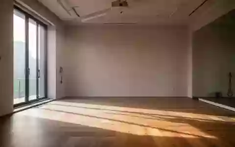 Ein minimalistisch gestalteter, heller Fitnessraum mit Holzboden und einfallendem Tageslicht. - Foto: über boerse-global.de