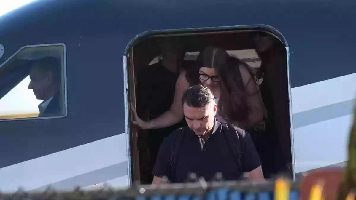 Nach der Wahl flüchtete Bolsonaro. - Bild: Marta Lavandier/AP/dpa