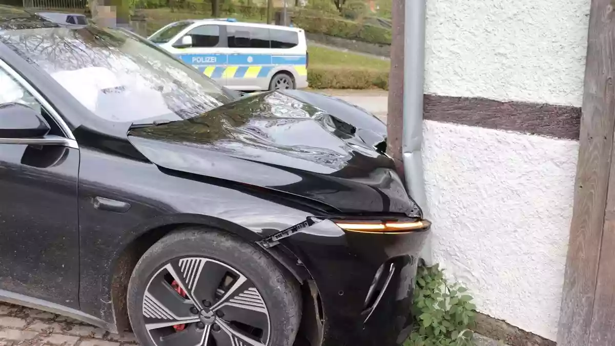 POL-HX: Sportwagen rast durch Wohngebiet und prallt gegen Scheune - Bild: presseportal.de