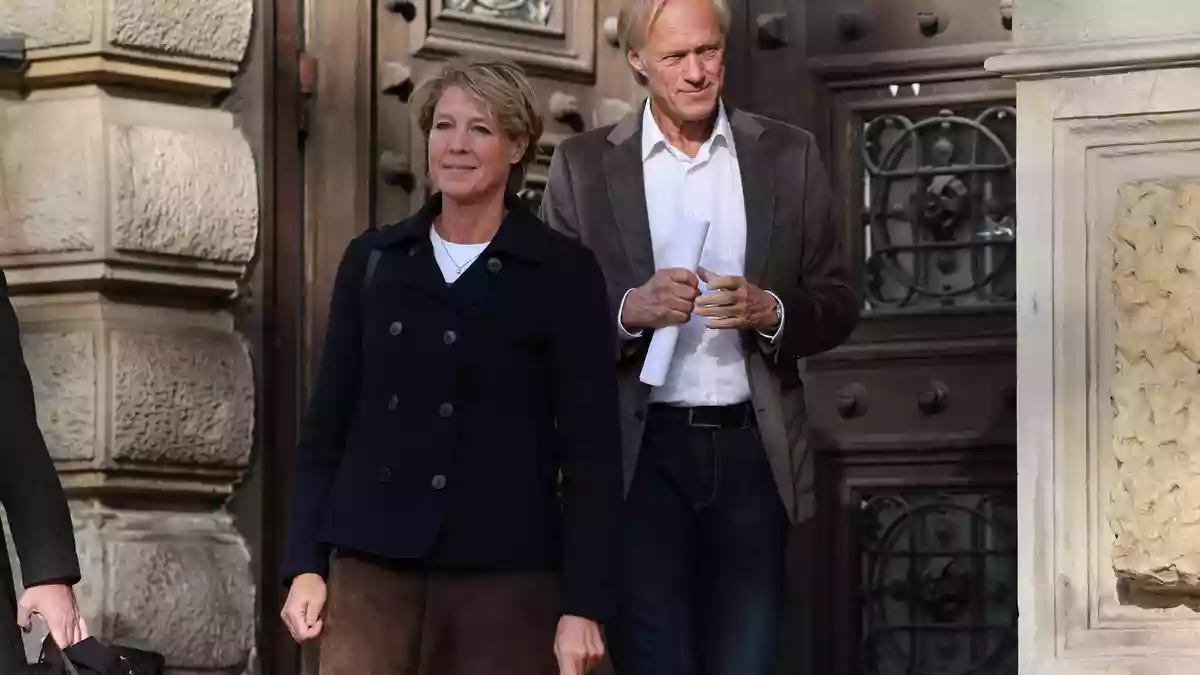 Christina Block und ihr Lebensgefährte Gerhard Delling verlassen das Gerichtsgebäude. - Bild: Christian Charisius/dpa
