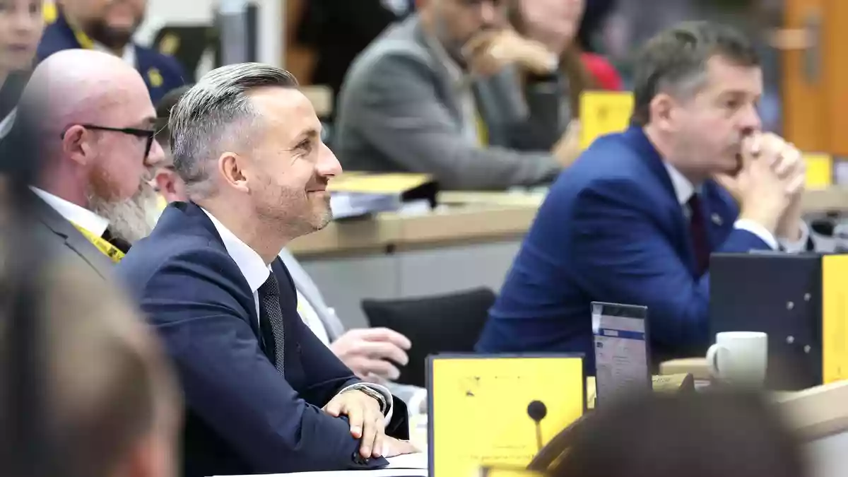 Die AfD in Sachsen-Anhalt hat derzeit gut lachen: Spitzenkandidat Ulrich Siegmund (2. von links) will sich im Dezember zum Ministerpräsidenten wählen lassen. (Archivfoto) - Bild: Jan Woitas/dpa pool/dpa