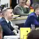 Die AfD in Sachsen-Anhalt hat derzeit gut lachen: Spitzenkandidat Ulrich Siegmund (2. von links) will sich im Dezember zum Ministerpräsidenten wählen lassen. (Archivfoto) - Bild: Jan Woitas/dpa pool/dpa