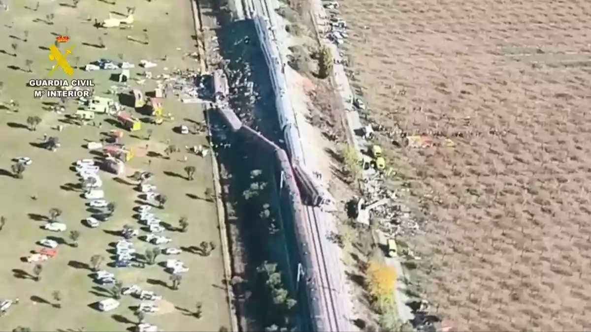 Der Bahnverkehr zwischen Madrid und Andalusien wurde unterbrochen. - Bild: -/Guardia Civil via AP/dpa