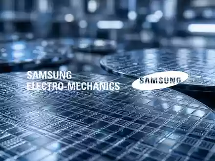 Hochtechnologische elektronische Komponenten und Silizium-Wafer in einer modernen Laborumgebung mit kühler Beleuchtung. - Foto: über boerse-global.de
