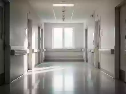 Ein heller, minimalistischer Krankenhausflur mit natürlichem Lichteinfall und reflektierenden Bodenflächen. - Foto: über boerse-global.de