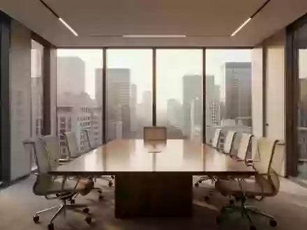 Ein moderner, leerer Konferenzraum mit einem großen Holztisch und bodentiefen Fenstern mit Blick auf ein Geschäftsviertel. - Foto: über boerse-global.de