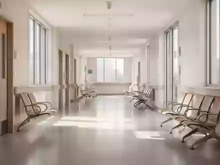 Ein heller, moderner Krankenhausflur mit natürlichem Tageslicht und leeren Sitzgelegenheiten in einer ruhigen, klinischen Umgebung. - Foto: über boerse-global.de