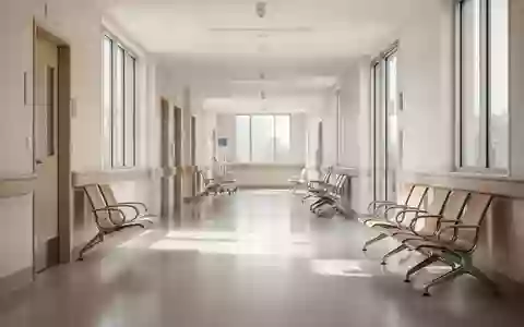 Ein heller, moderner Krankenhausflur mit natürlichem Tageslicht und leeren Sitzgelegenheiten in einer ruhigen, klinischen Umgebung. - Foto: über boerse-global.de