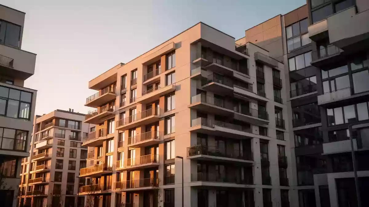 Moderne Wohnhausfassade in einem städtischen Wohngebiet bei Sonnenuntergang. Illustration mit AI erstellt.