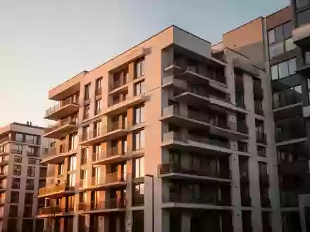 Moderne Wohnhausfassade in einem städtischen Wohngebiet bei Sonnenuntergang. - Foto: über boerse-global.de