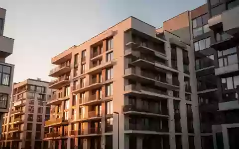 Moderne Wohnhausfassade in einem städtischen Wohngebiet bei Sonnenuntergang. - Foto: über boerse-global.de