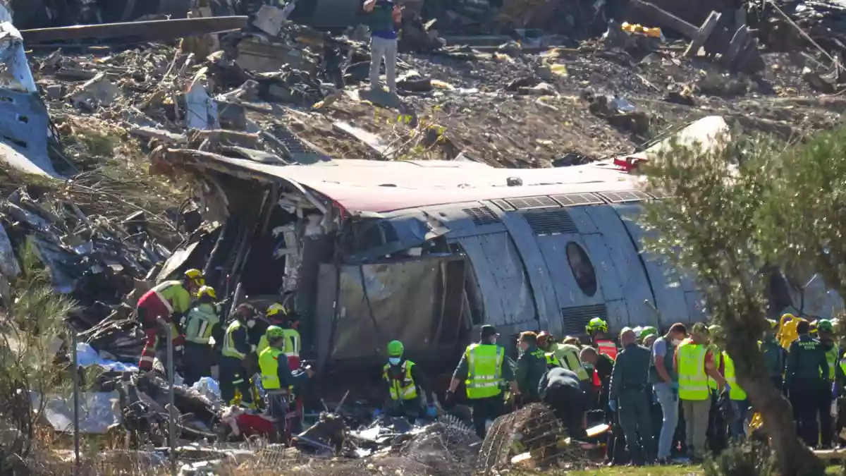 Es sei wie ein Alptraum, aus dem man nicht mehr erwache, sagt ein Angehöriger der Rettungskräfte.  - Bild: Manu Fernandez/AP/dpa