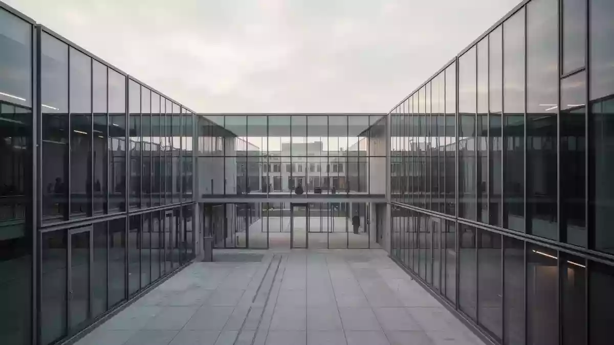 Moderne, minimalistische Architektur mit Glas- und Stahlelementen als Symbol für langfristige Planung und Alterssicherung. Illustration mit AI erstellt.