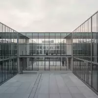 Moderne, minimalistische Architektur mit Glas- und Stahlelementen als Symbol für langfristige Planung und Alterssicherung. - Foto: über boerse-global.de