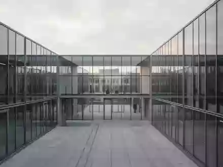 Moderne, minimalistische Architektur mit Glas- und Stahlelementen als Symbol für langfristige Planung und Alterssicherung. - Foto: über boerse-global.de