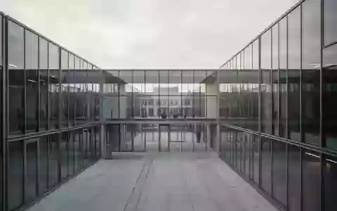 Moderne, minimalistische Architektur mit Glas- und Stahlelementen als Symbol für langfristige Planung und Alterssicherung. - Foto: über boerse-global.de