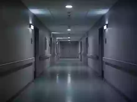 Ein leerer, klinisch sauberer Krankenhausflur bei gedimmter Beleuchtung, der eine ruhige und sterile Atmosphäre vermittelt. - Foto: über boerse-global.de