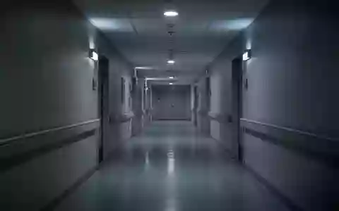 Ein leerer, klinisch sauberer Krankenhausflur bei gedimmter Beleuchtung, der eine ruhige und sterile Atmosphäre vermittelt. - Foto: über boerse-global.de