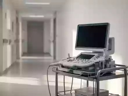 Ein heller, minimalistischer Behandlungsraum in einer Klinik mit medizinischem Gerät und sanftem Tageslicht. - Foto: über boerse-global.de