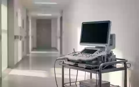 Ein heller, minimalistischer Behandlungsraum in einer Klinik mit medizinischem Gerät und sanftem Tageslicht. - Foto: über boerse-global.de