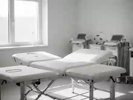 Ein heller, minimalistischer Behandlungsraum in einer orthopädischen Praxis mit einer leeren Therapieliege. - Foto: über boerse-global.de