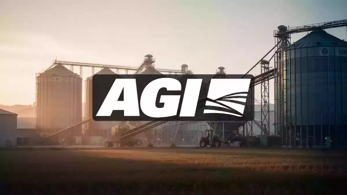 Moderne landwirtschaftliche Industrieanlage bei Sonnenuntergang als Symbol für finanzielle Stabilität. Illustration mit AI erstellt.